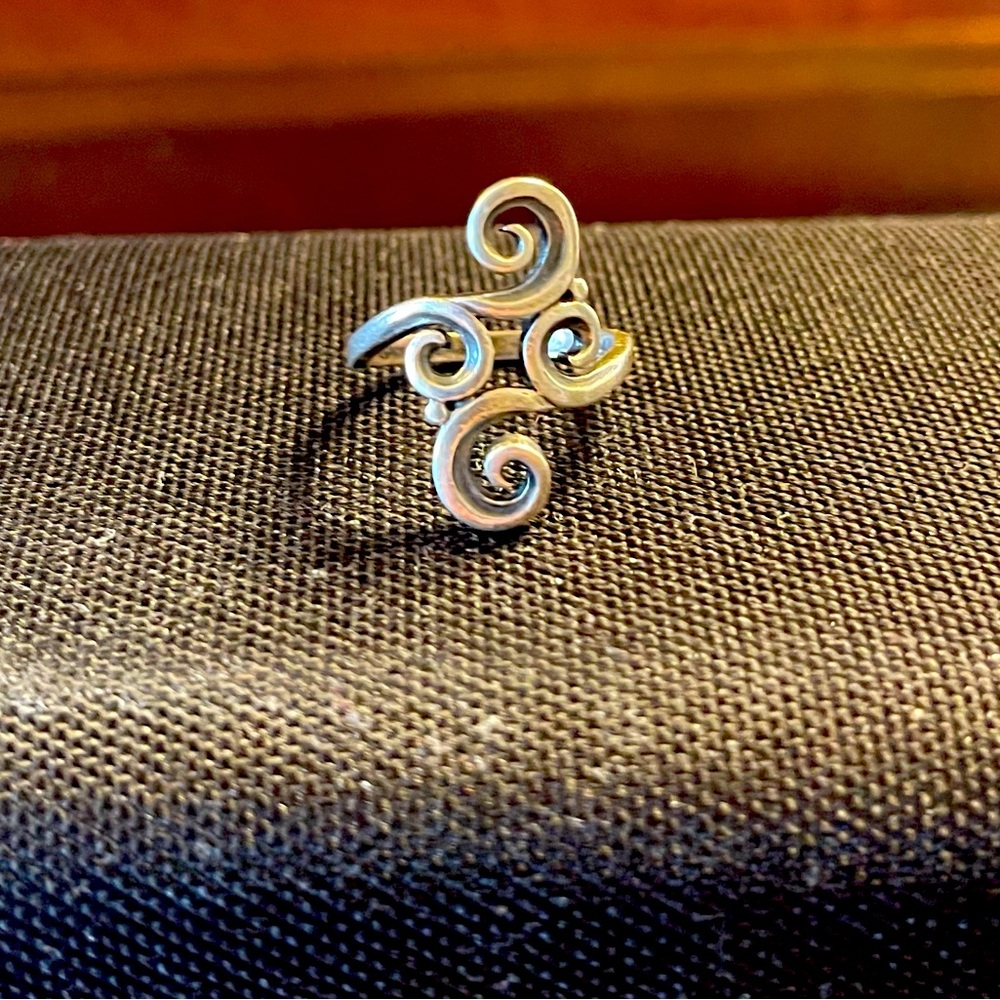 Retired James Avery Long Swirl Ring Size 7